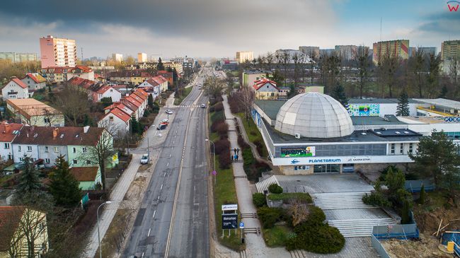 Olsztyn, al. Pilsudskiego z widoczna kopula olsztynskiego Planetarium. EU, PL, warm-maz. Lotnicze.